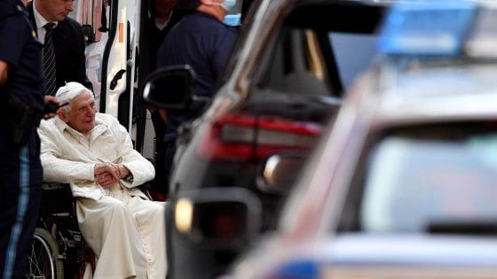 Vaticano, Benedetto XVI vola in Germania dal fratello malato
