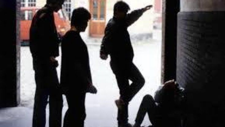 Catene e colpi di stampella nel regolamento di conti tra gruppi a Pinerolo