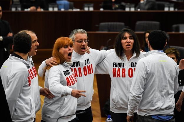 Milano, felpe e gesto delle manette dai 5Stelle dopo il no alla sfiducia per Maroni