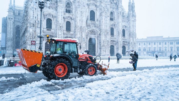 Milano imbiancata dalla neve: al lavoro con mezzi e pale per liberare marciapiedi e accessi ai palazzi