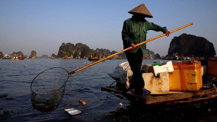 Vietnam, Ha Long Bay nella morsa della plastica. "Così il paradiso svanisce"