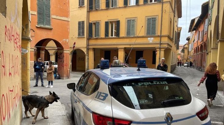 Quei controlli della polizia in centro tra prevenzione e sequestri di hashish: un pomeriggio con le pattuglie