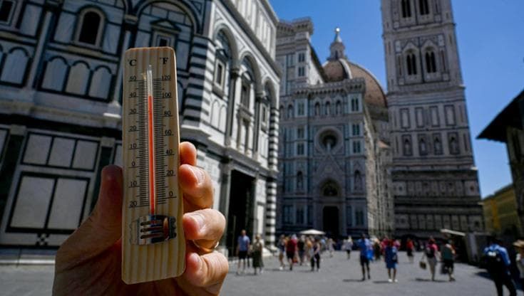 Il gran caldo, confermato per oggi a Firenze il codice “arancione”. Domani possibile allerta “rossa”