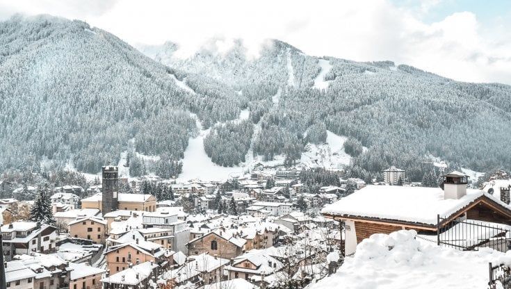 Viaggio nelle località invernali, a Ponte di Legno la salvezza arriva dalla prossimità: “Chi viene sa tutto”