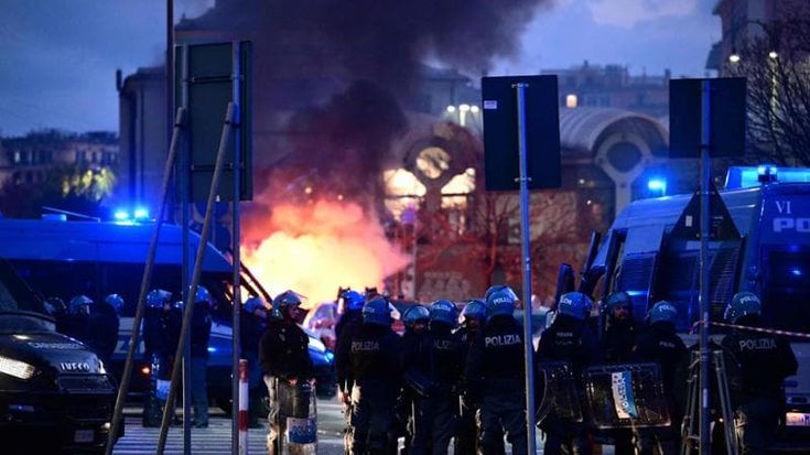 Guerriglia fra le tifoserie di Genoa e Inter, quindici agenti feriti
