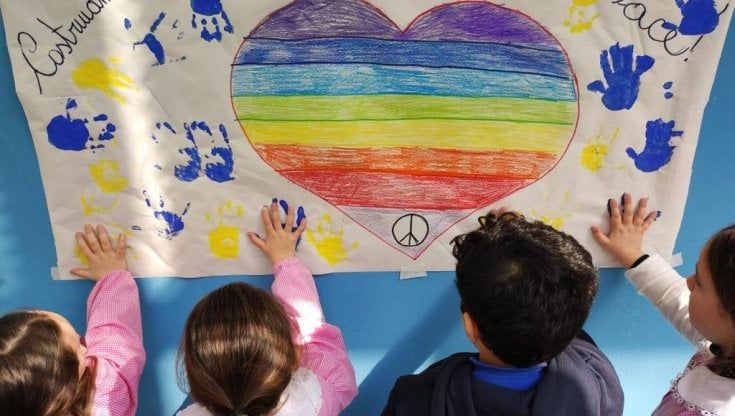 Cannoni, fiori e piccoli angeli: così nelle scuole di Napoli gli alunni disegnano la guerra