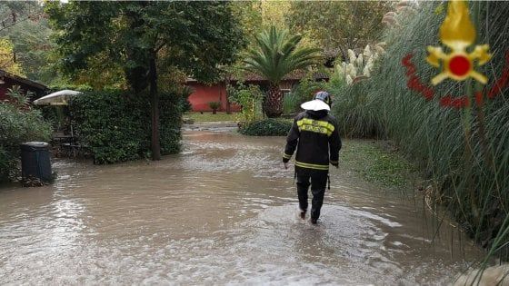 Maltempo a Roma, esonda canale alla Giustiniana: evacuate alcune persone in un resort