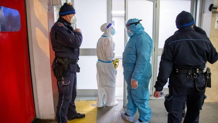 Covid, focolai nelle carceri sovraffollate: 1521 i positivi. E sullo stop ai vaccini arrivano le rassicurazioni della Giustizia