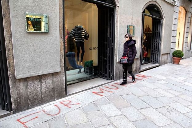 Milano, blitz antipellicce in un negozio di via Spiga