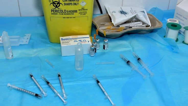 Proteste davanti al Civico per lo stop ai vaccini: poi ripartono le somministrazioni