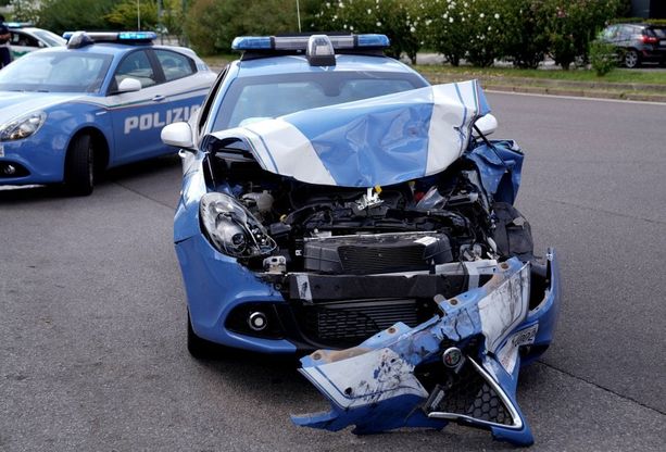 Milano, tamponamento tra un'auto della polizia e un camion cisterna