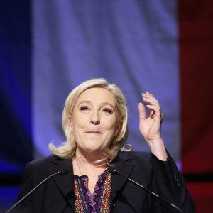 Nessuna regione al Front National Le Pen: "Il regime è in agonia". Sarkozy vince, ma il partito si divide