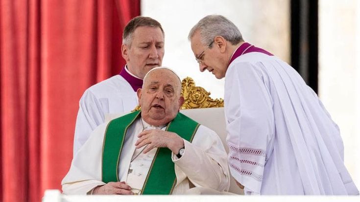 Il Papa respira male: ricoverato al Gemelli: “Non voleva, hanno dovuto convincerlo”