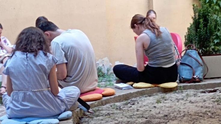 Silent party in biblioteca a Modena: si lascia il cellulare, in cambio le bibliotecarie offrono il caffè. “Successo inaspettato”