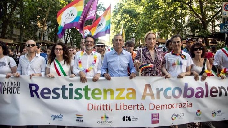 Acqua, punti di soccorso e partenza posticipata per il Pride che sfida l’afa