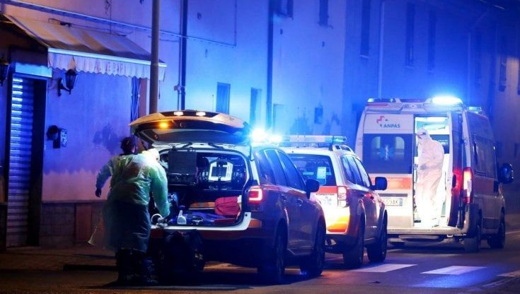 Bambino autistico muore strangolato dalla felpa impigliata nella maniglia: la tragedia nel Pavese