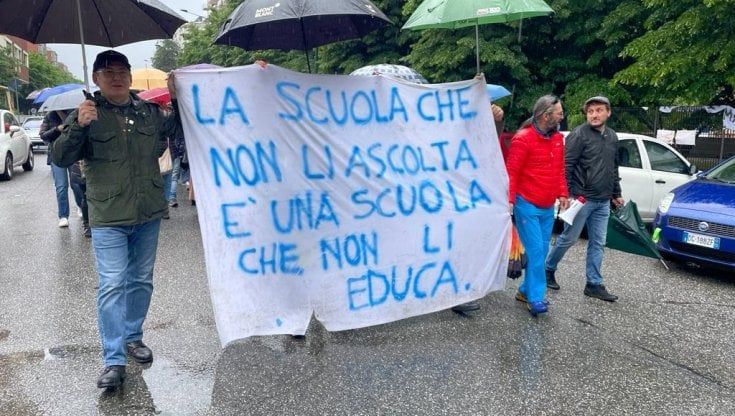 Dopo gli studenti, oggi i genitori in piazza contro la settimana corta al liceo Cottini