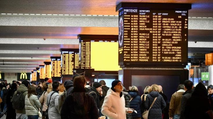 Caos treni, Ferrovie blinda stazioni e binari contro le intrusioni. Rivolta per il taglio corse