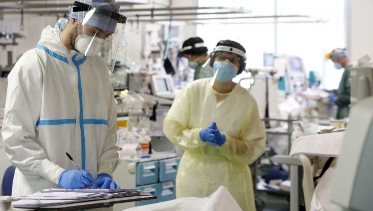 Coronavirus, in Campania l'indice di contagio stabile al 10%, ma aumentano ricoveri e terapie intensive