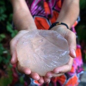 Ecco "Ooho!", la palla d'acqua commestibile fatta di alghe