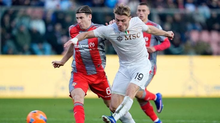 Hojlund firma una doppietta, il Napoli vince a Cremona e resta in scia al Milan