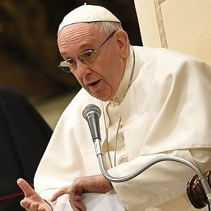 Papa Francesco: "Anche la forma fisica è un idolo. E c'è chi abortisce per non perderla"