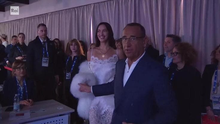 Sanremo, Conti interrompe la conferenza per Irina Shayk: "Non è carino farla aspettare"