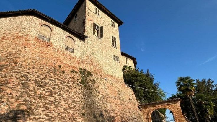 Uccide a roncolate l’ex e il suo nuovo fidanzato, poi si suicida gettandosi da una torre