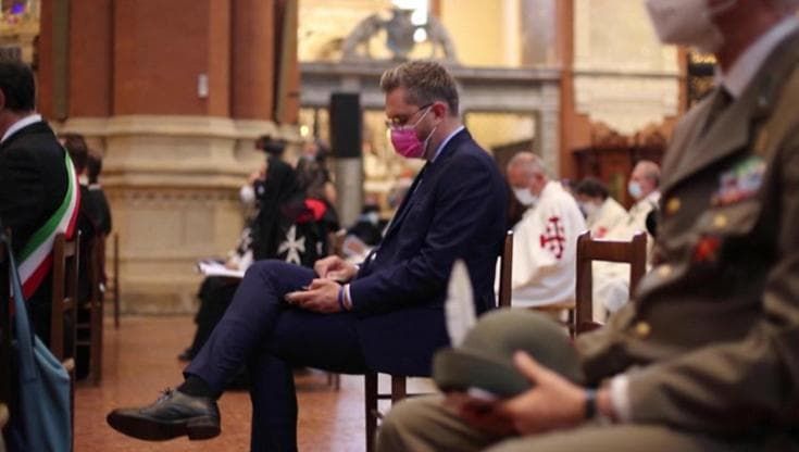 Comunali Bologna, Lepore segue lo spoglio con lo smartphone durante la messa del patrono 