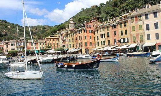 Elezioni, bandiere rosse in piazza a Portofino