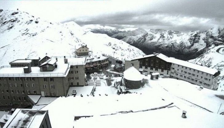 Neve d'estate: temperature scendono, fiocchi bianchi sulle Alpi