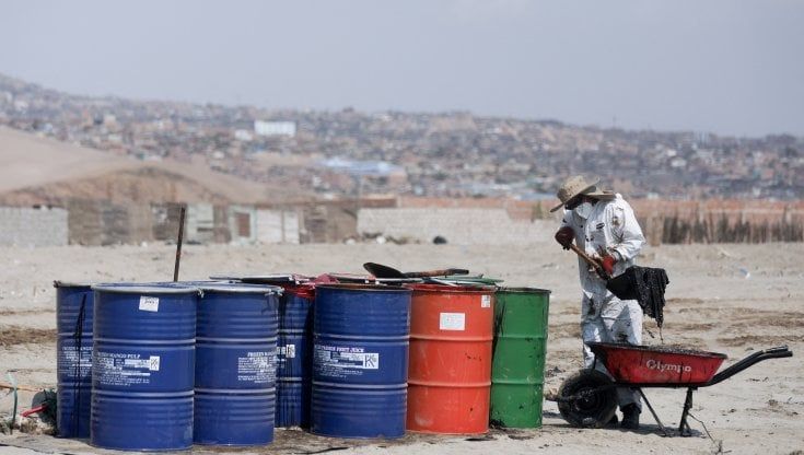 Petrolio ai massimi dal 2014. Dietro il balzo dei prezzi, esplosioni negli oleodotti e domanda in crescita nonostante Omicron
