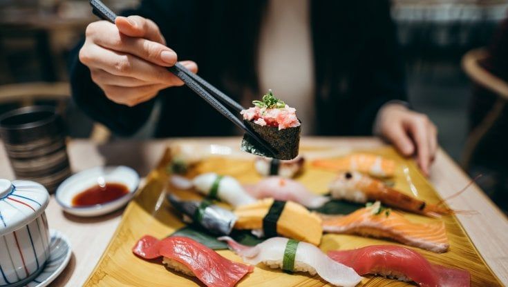 Il sushi conquista la Penisola: il 44% degli italiani lo mangia due o tre volte al mese