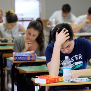 Maturit&agrave;: 'quizzone' pi&ugrave; abbordabile del previsto, ma per un sondaggio un candidato su 3 ha copiato