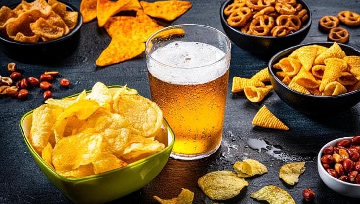 Alcol, ci fa venire voglia di cibo spazzatura che ci fa ingrassare: ecco perché