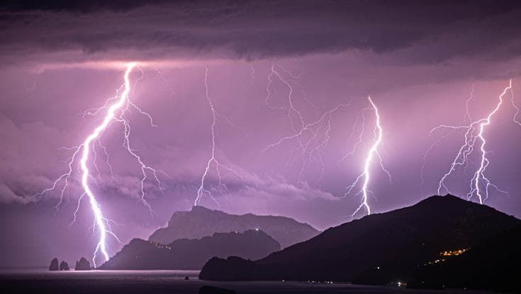 Positano, la notte squarciata dai fulmini: gli scatti spettacolari del temporale