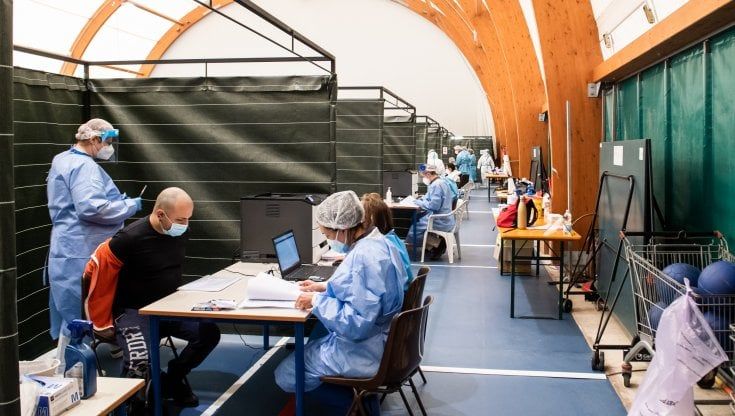 Coronavirus, si studia la variante autoctona "Viggiù" nel paese dove vaccinano tutti i maggiorenni