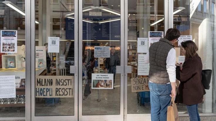 Hoepli, librai in sciopero dopo la vendita della scolastica: “Si valorizzi l’intera l’azienda”