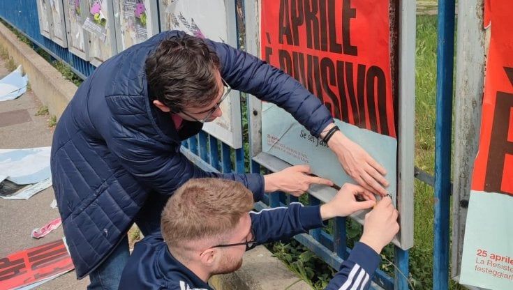 Staccati nella notte i manifesti sul 25 aprile. Il Borgo San Paolo si mobilita per riattaccarli