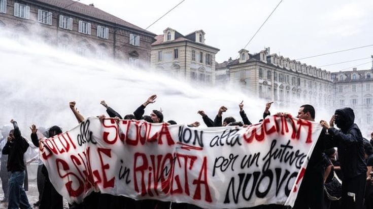 Tremila in corteo, scontri e tre minorenni arrestati. Studenti in piazza con genitori e prof
