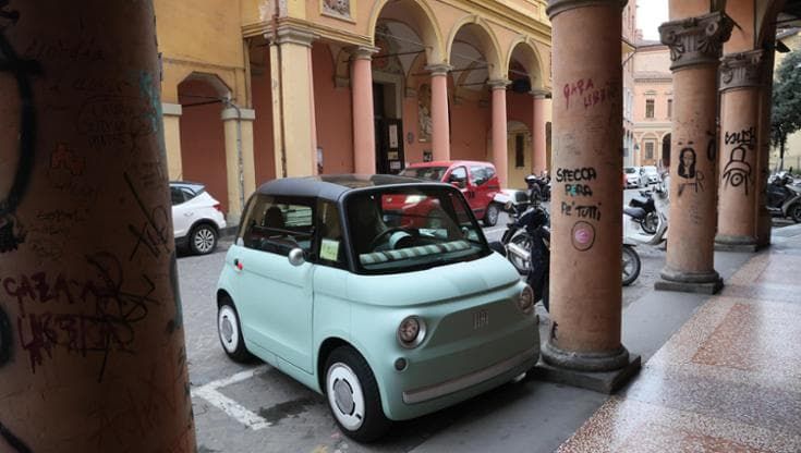 Il centro di Bologna invaso dalle minicar: “È sosta selvaggia”