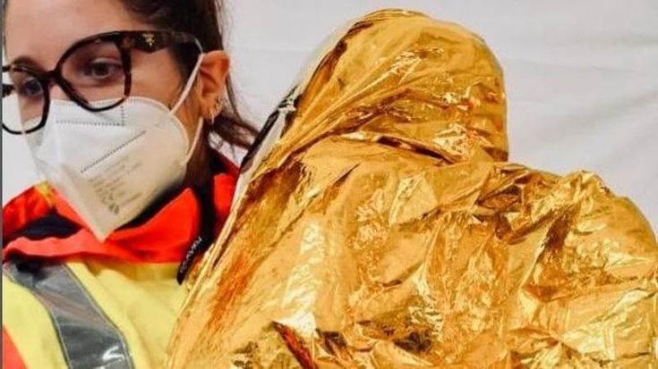 "Si è fidato di me e si è addormentato": la foto dell’infermiera con il piccolo migrante è virale