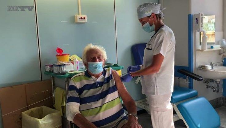 Vaccini, terza dose subito a over 80 e ospiti di Rsa: poi toccherà agli operatori sanitari più a rischio. Brusaferro (Cts): "Per questi ultimi nessun rinvio"