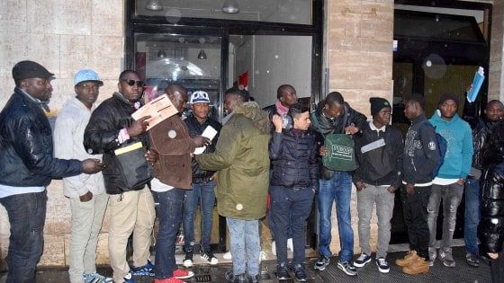 Immigrazione, i numeri contro le fake news: in Italia meno stranieri, flop delle espulsioni