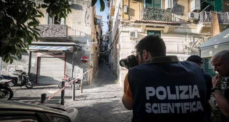 Spari nel centro storico, un 21enne è morto