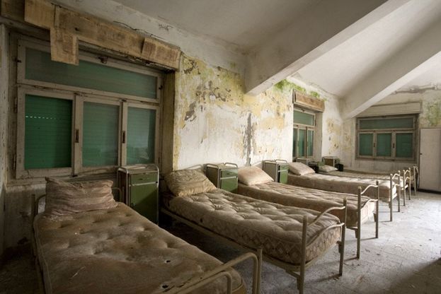 Addio colonia, delle estati in Riviera restano polvere e nomi incisi sui muri. Gli scatti di Luigi Tazzari
