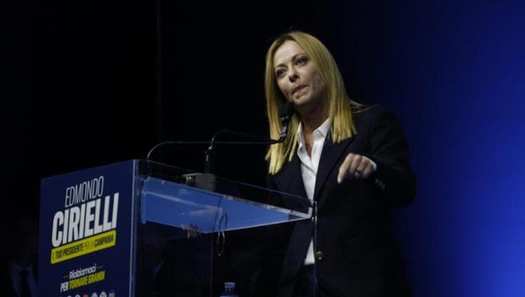 Meloni a Napoli: “Giustizia, governo non cadrà per un referendum. Fico-De Luca, commedia napoletana”