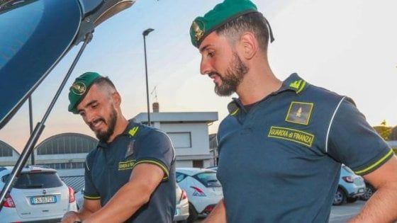  Contraffazione: in auto 2000 capi falsi, fermato