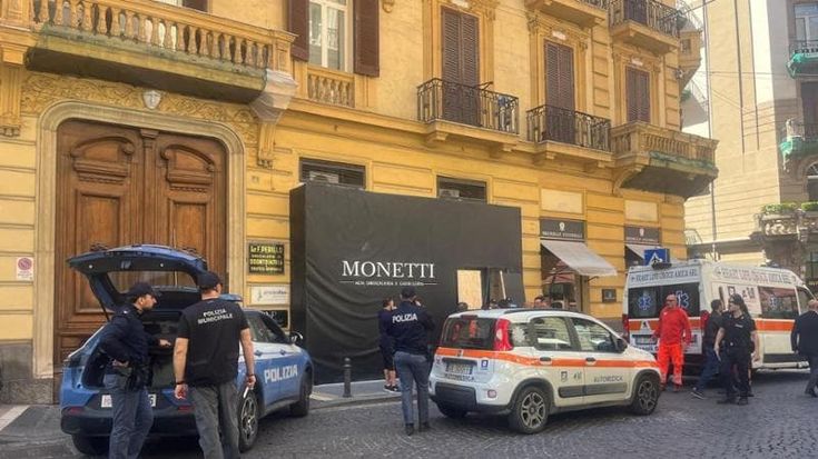 Napoli, shock in via dei Mille: muore operaio al lavoro. I familiari: “Era in nero”