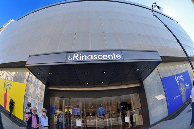 Palermo, in fila al megastore Rinascente per la svendita di chiusura